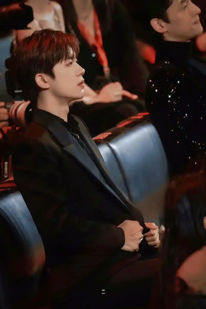 微博之夜易烊千玺.#易烊千玺我可要坐直啦#  真的太可爱啦! - 抖音