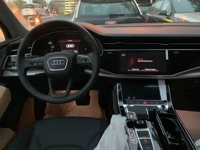 2021款奥迪q7奥迪q7的内饰造型是典型奥迪风格,材质高档,做工精细
