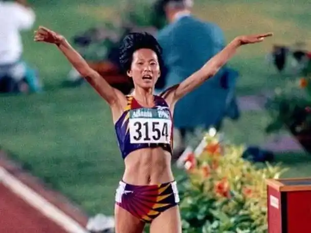 "还有20米左右,现在王军霞已经在冲刺了!