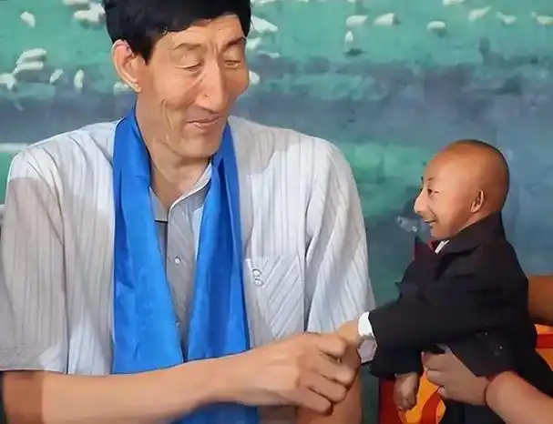36米巨人鲍喜顺:不听医生劝告,57岁生下儿子