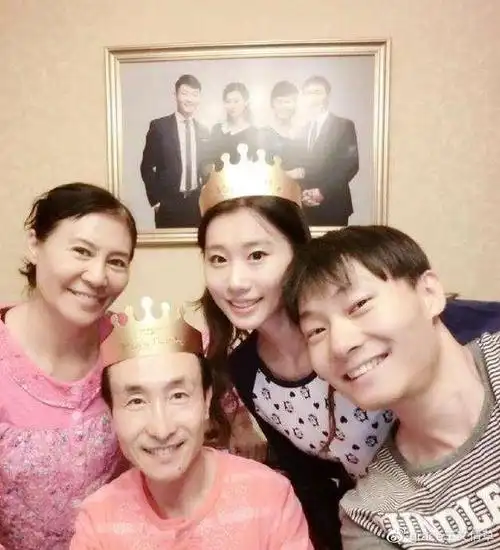 赵丽蓉干儿子巩汉林10年不上春晚对儿子儿媳逼婚又逼生