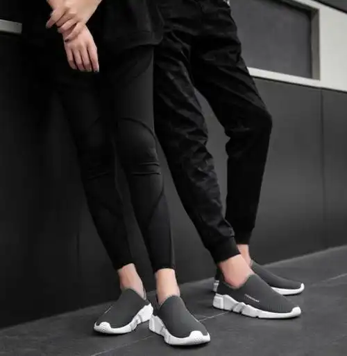 黑色裤子几乎是百搭的,无论黑色还是棕色还是其它什么颜色的鞋子都没