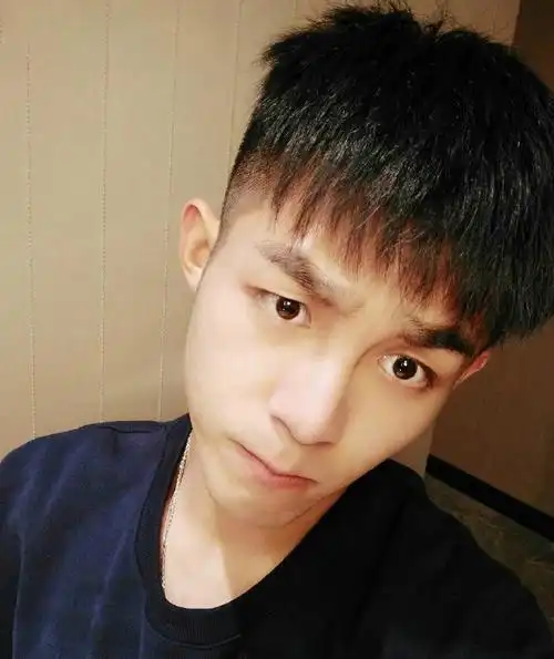 20岁帅哥两边剃光的发型