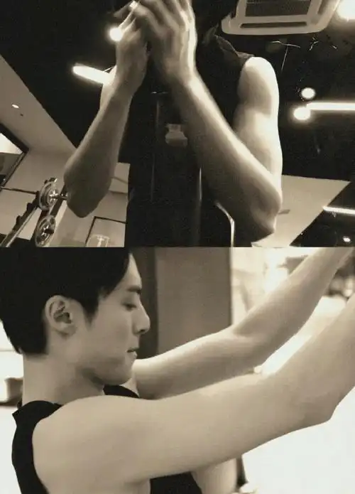 四个显眼包身材#我知道你们就是想空手套王鹤棣的肌肉图!