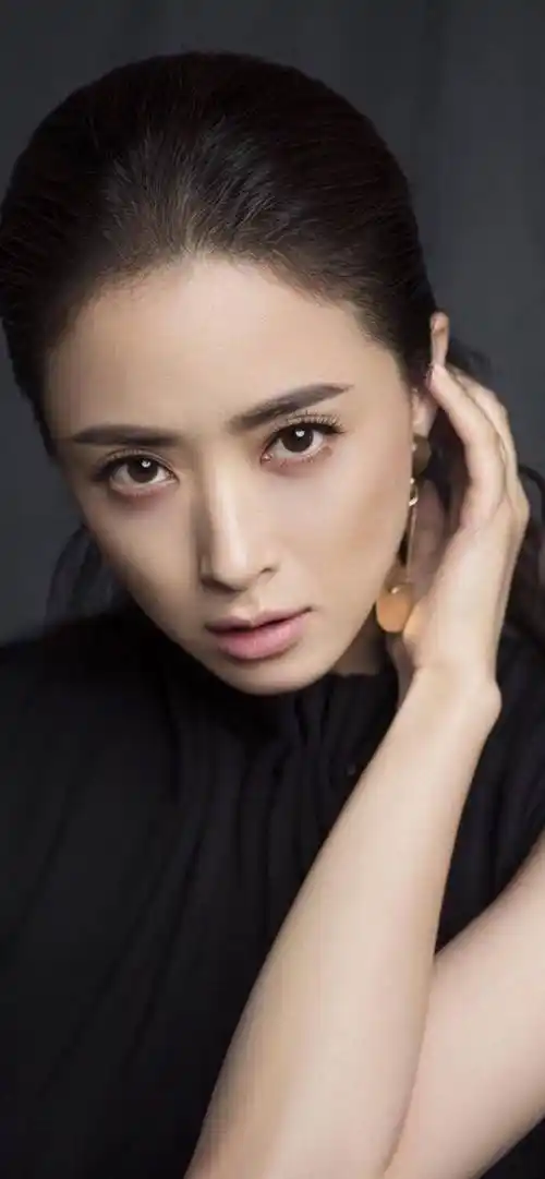 蒋欣(xin jiang)是中国大陆的一位演员,出生于1983年5月8日,出生地为