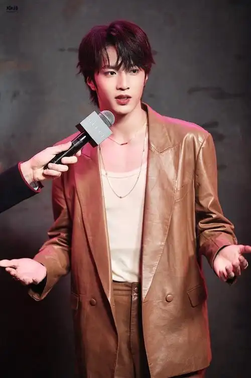 刘耀文卡其色皮衣##gucci上海大秀