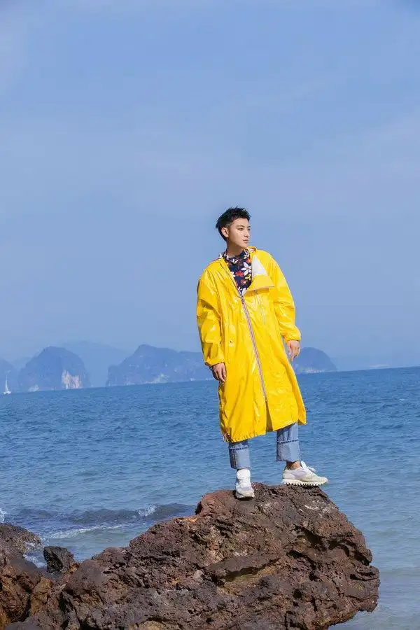 照片中,黄子韬身穿黑色t恤外搭白底蓝色印花连帽衫,下身穿着黑白相间