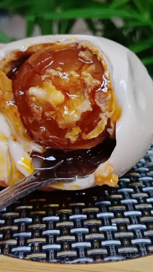 家乡特色美食#红泥腌制的流油海鸭蛋,您吃过了吗