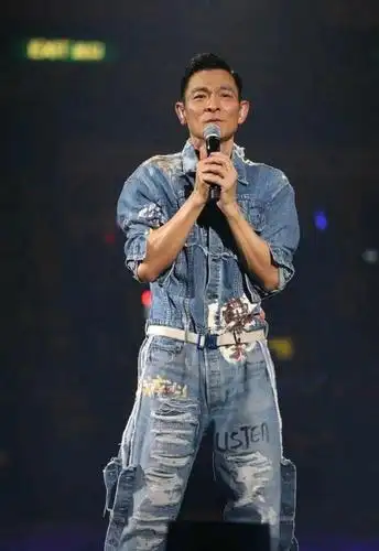 刘德华台上穿的牛仔衣服搭配