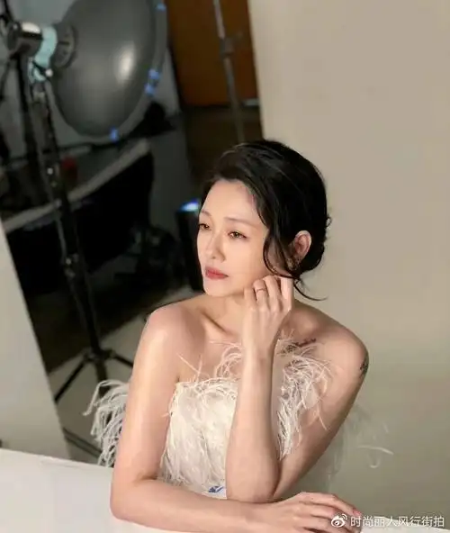 大s终于舍得离开欧巴二婚后高调复工拍广告穿露肩裙造型封神