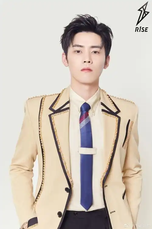 r1se成团一周年制服升级11位鲜衣少年写真曝光