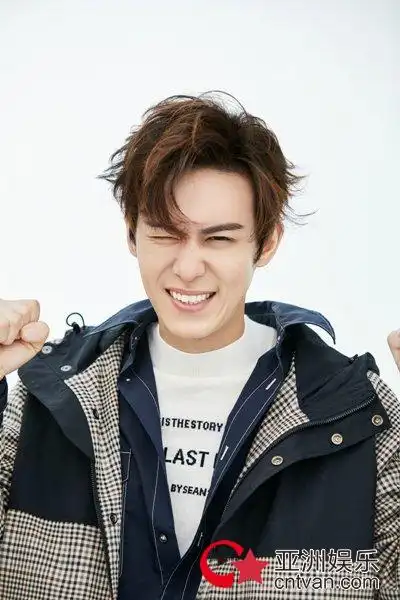 陈楚河风衣写真曝光 温暖深秋自在洒脱