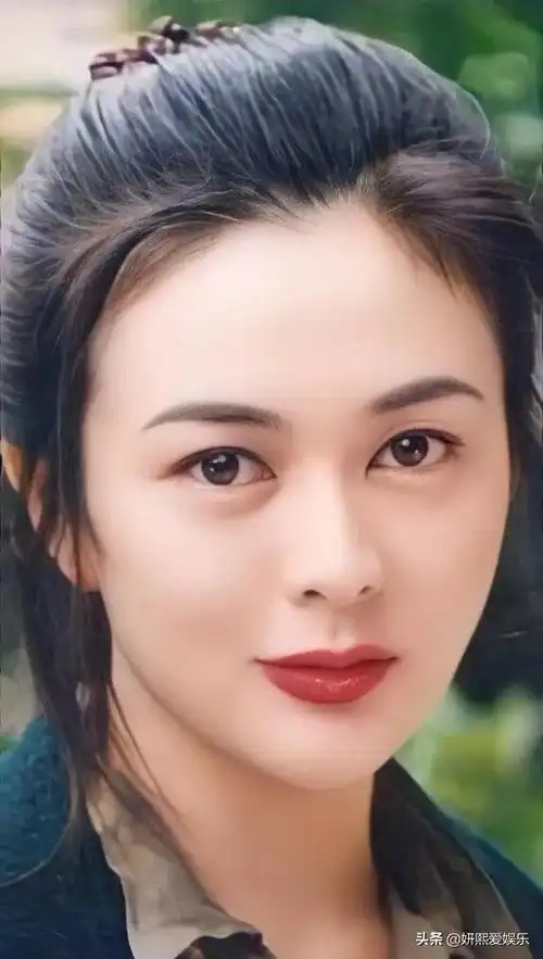 年轻时的关之琳五官精致妩媚多姿不愧是香港第一美女