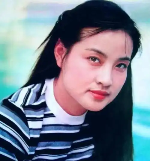 蔡明的美丽秘诀不是秘密,但她的外貌似乎又有了新的变化.