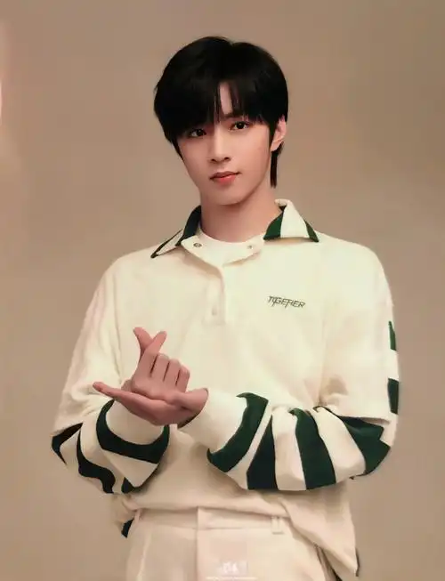 迫不及待地给大家分享不同颜色穿衬衣的耀文啦!