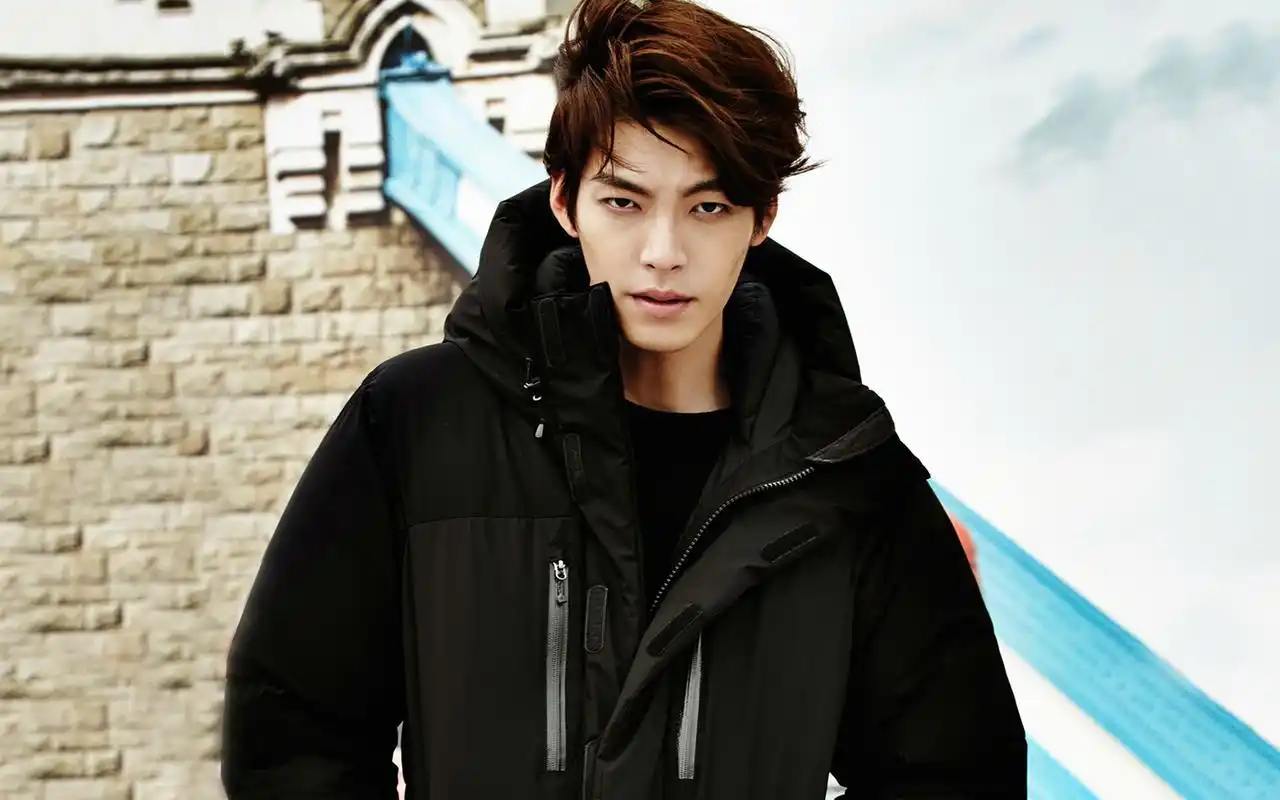 韩国帅气长腿欧巴金宇彬时尚简约高清写真桌面壁纸