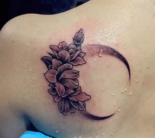 广州邓小姐背部的半月牡丹纹身图案