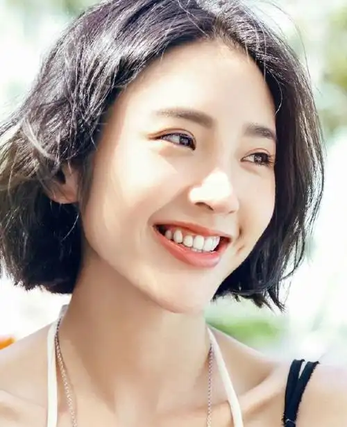 爱笑少女每天都阳光灿烂明星唐艺昕春光满面幸福百分百