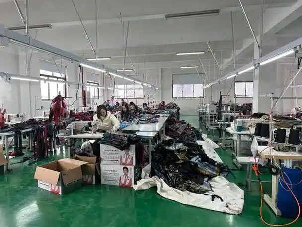 张明强的服装厂正在生产马面裙成衣,刘畅 摄