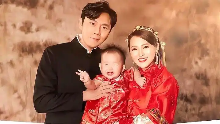 伊能静穿着大红色秀禾服,抱着米粒和秦昊拍照,一家三口超有爱!