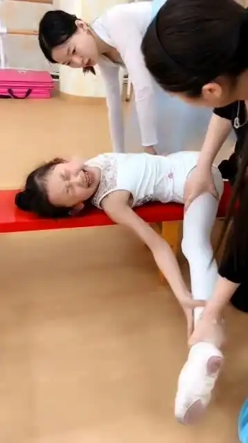 舞蹈房的一幕小女孩练习基本功被压胯成这样哭声听着就心疼