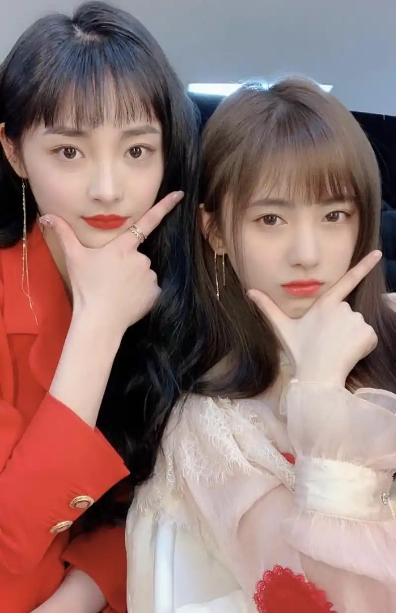 和在南韩爱豆圈被说是top级美貌的周洁琼和鞠婧祎合照的时候是这样的