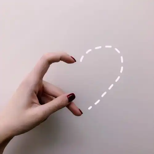 告白手势比心的图片微信搜索关注公众号"趣味表情包"或者直接扫下面