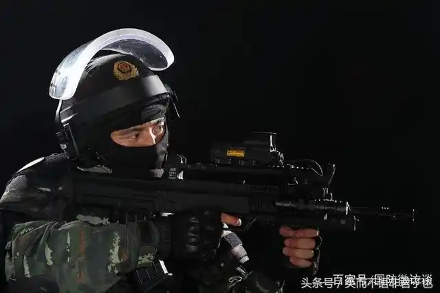科普:为何实战中特警要带面罩,而特种部队只抹彩泥