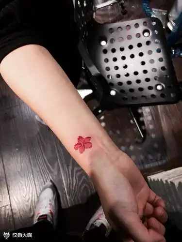 手腕疤痕遮盖.小花一朵._纹身图案手稿图片_danny的纹身作品集