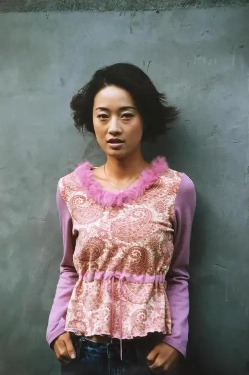 马伊琍早年旧照曝光,网友:圆脸大脑门竟然神似佟大为?