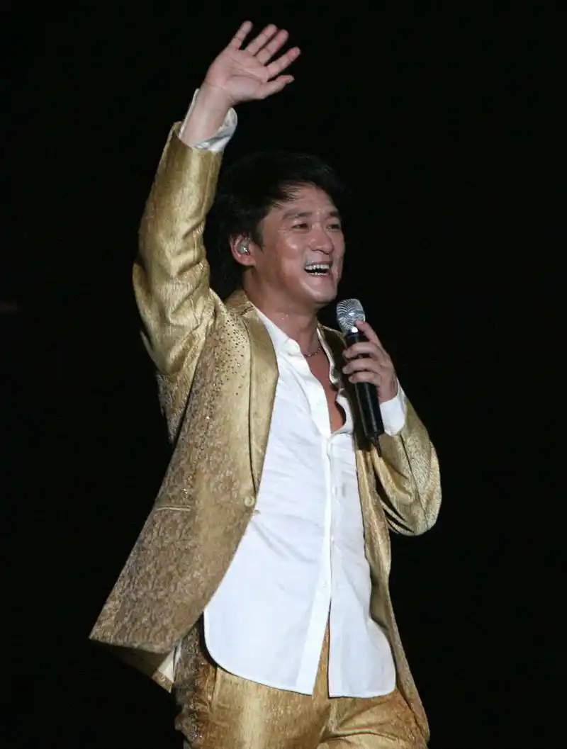 歌手周华健,娶了一个外国老婆,康翠兰,生了一儿一女,都已经长大成人