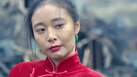 生死血符:丈夫炸炮楼牺牲,美女为其送行咬掉鬼子耳朵,真是英勇