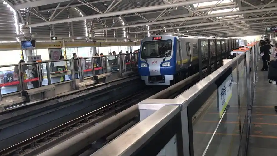 北京地铁13号线h443车组知春路站东直门方向进站