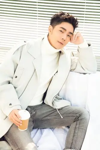 袁成杰白色情人节大片 暖心述说遇见就是幸福