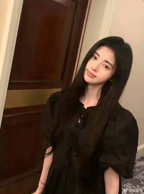 鞠婧祎鞋子比脸大##鞠婧祎白袜洞洞鞋