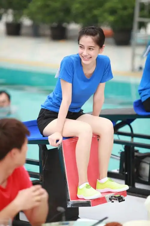 邓超angelababy同框合影#梦回跑男时期图是杨颖跑男剧照 光脚指压板