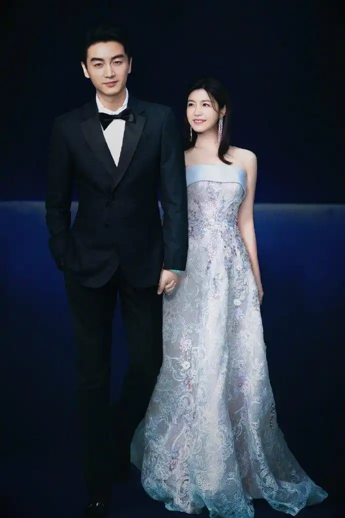 陈晓陈妍希久违同框两人甜蜜牵手深情对视