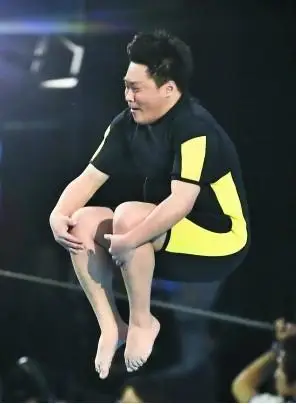 郝邵文抱膝跳水