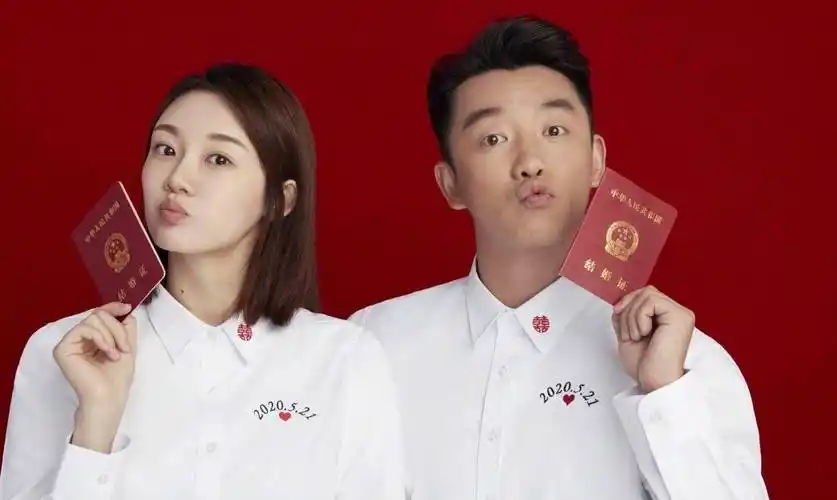 郑恺苗苗身着情侣装逛街,十指紧扣尽显甜蜜,未受夜店风波影响_白色