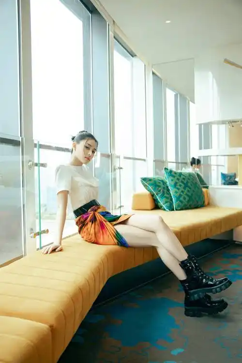 "全球最美千金"何超莲,白t搭配炫彩短裙,高丸子更显青春活力_女生