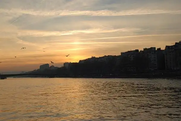 落日映辉下的塞纳河