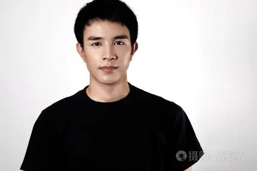 在工作室的亚洲男子肖像照片-正版商用图片1ks3iz-摄图新视界