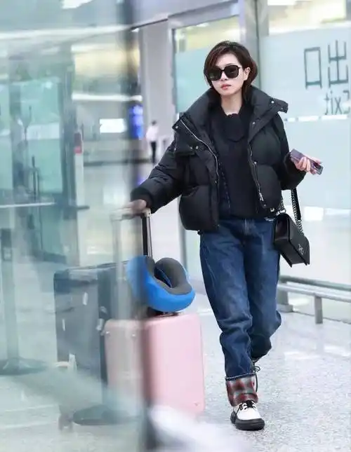 黑色短款羽绒服 蓝色牛仔裤,万茜轻松穿出自我风格_女性_休闲_小个子