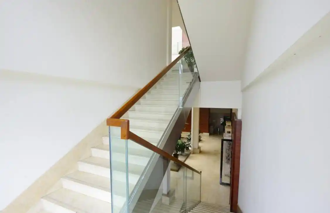 农村表哥自建房这样装楼梯,看完之后我懵了!农村人比城里人聪明