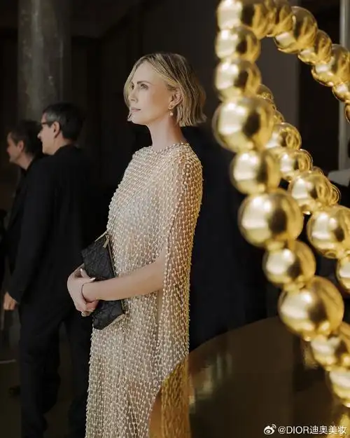 迪奥真我香水系列代言人查理兹·塞隆(charlizetheron)在真我香水系列