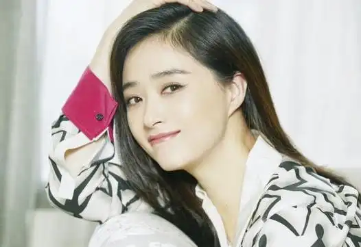 韩红说得没错,"敢怒敢言"的蒋欣,走上了一条独一无二人生道路