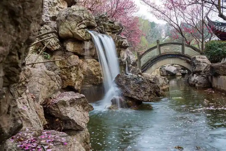 山水西山,红梅迎春