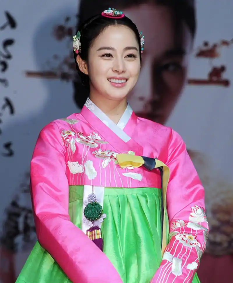 韩星穿古装,具惠善宛如一只电灯泡,金泰希一笑露出鱼尾纹!