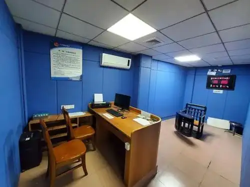 珠海一中年妇女被抓进审讯室,忽然用头撞墙!民警反应是这样的