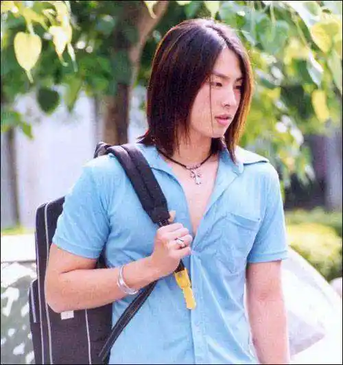 【美作】---花花公子 吴建豪那一头飘逸的长发,在当时那个年代多少